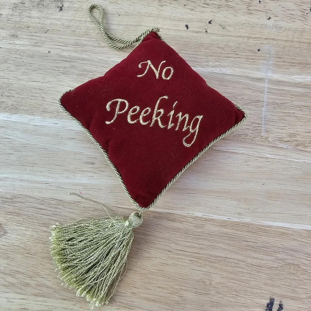 No‎ Peeking Door Hanger Pillow Red Gold Velour Plush Christmas Holiday Decor